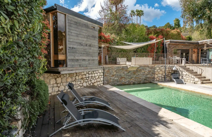 Vue du sauna et de la piscine de la villa Méditerranée by Archipel