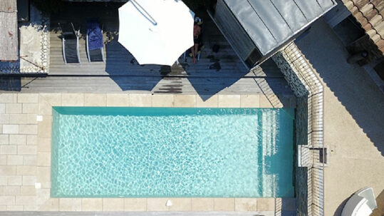 Piscine extérieure de la Villa Méditerranée by Archipel
