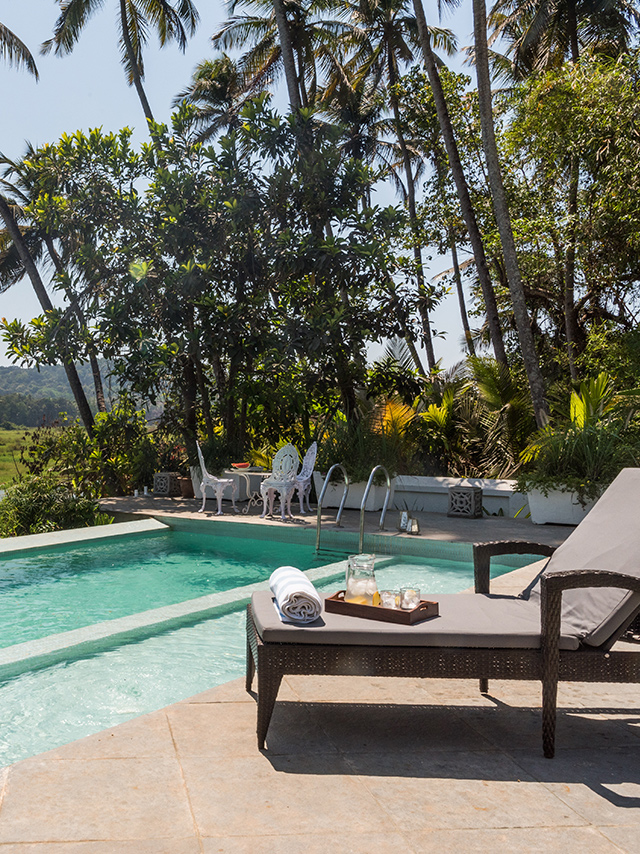 Piscine extérieure et transat pour détente