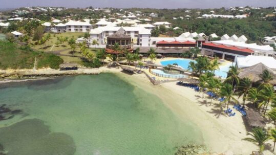 Le Manganao • Vue aérienne de la piscine et de la plage