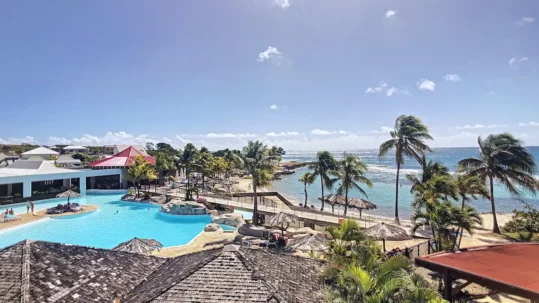 Le Manganao • Vue aérienne de la piscine et de la plage