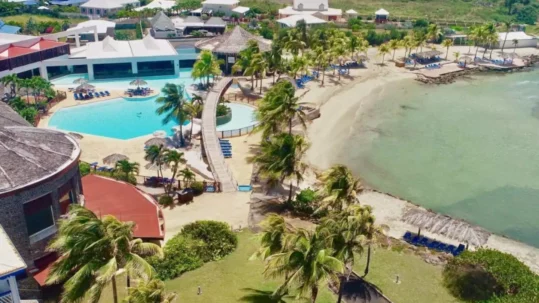 Le Manganao • Vue aérienne de la piscine et de la plage