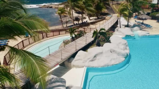 Le Manganao • Vue aérienne de la piscine et de la plage