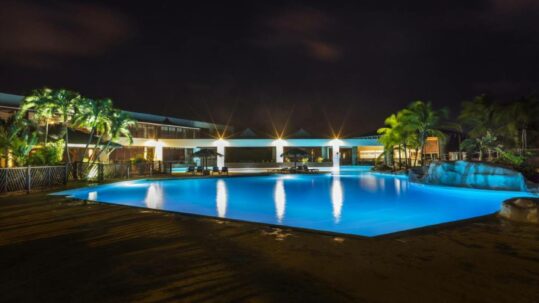 Le Manganao • La piscine • Vue nocturne