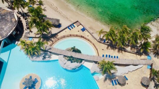 Le Manganao • Vue aérienne de la piscine et de la plage