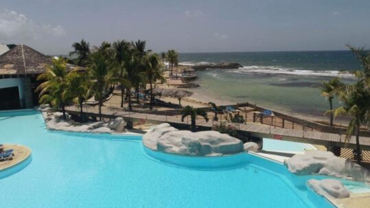 Le Manganao • Vue aérienne de la piscine et de la plage