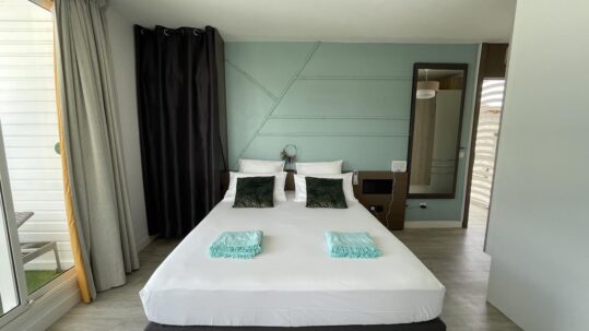 Pièce principale • Vue sur la chambre