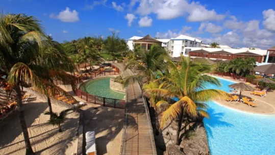 Le Manganao • Vue aérienne de la piscine et de la plage