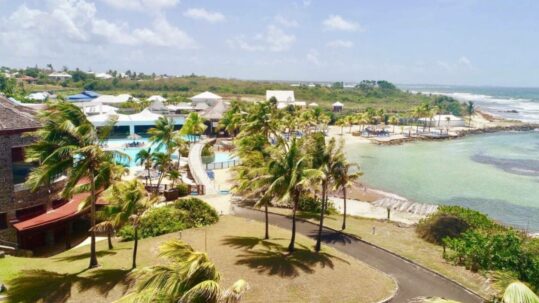 Le Manganao • Vue aérienne de la piscine et de la plage